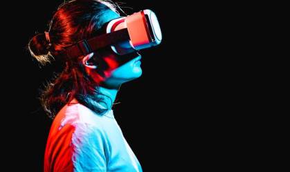 Mulher usando lentes de realidade virtual