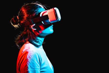 Mulher usando lentes de realidade virtual