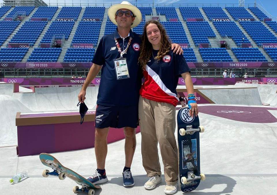 Skatista brasileiro Cristiano Mateus abraça chilena Josefina Tapia na pista Skatista brasileiro Cristiano Mateus abraça chilena Josefina Tapia na pista