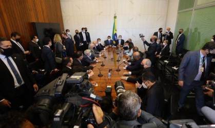 Cerimônia de entrega da MP do Auxílio Brasil e da PEC dos precatórios