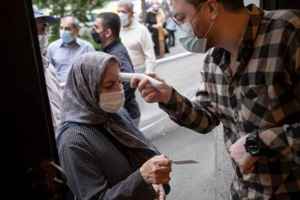 Mulher iraniana tem temperatura aferida