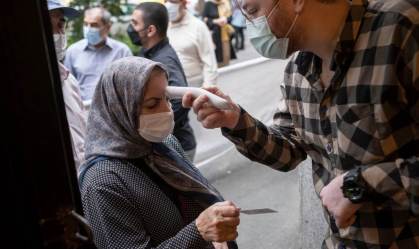 Mulher iraniana tem temperatura aferida