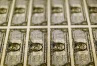 Sob otimismo do mercado externo, dólar fecha estável e bolsa recua