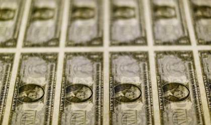 Sob otimismo do mercado externo, dólar fecha estável e bolsa recua