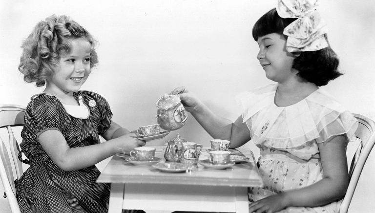 Shirley Temple e Jane Withers em "Olhos Encantadores" (1934) Shirley Temple e Jane Withers em "Olhos Encantadores" (1934)