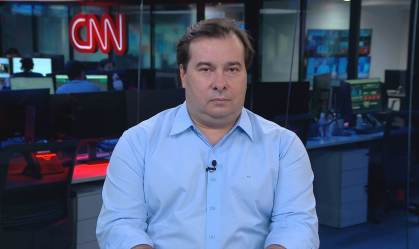 À CNN, Rodrigo Maia afirma que Bolsonaro quer enfraquecer e contestar o TSE