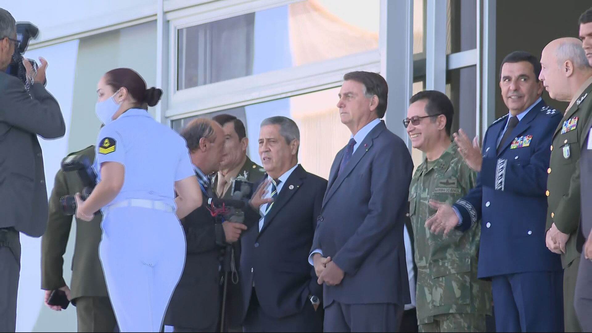 Presidente Jair Bolsonaro participa de exibição de comboio militar Presidente Jair Bolsonaro participa de exibição de comboio militar