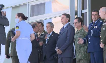 Bolsonaro participa de exibição de comboio militar em Brasília