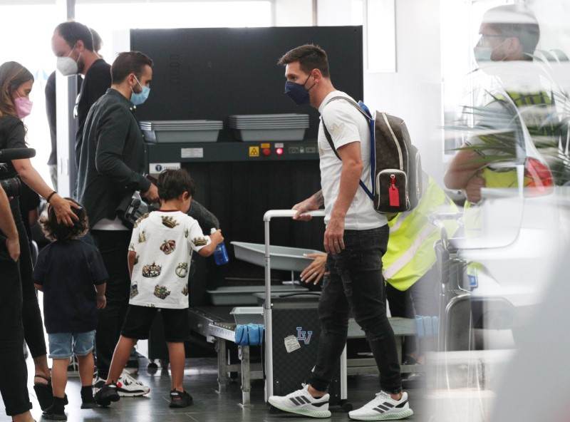 Lionel Messi no aeroporto de Barcelona 10/08/2021 REUTERS/Albert Gea Lionel Messi no aeroporto de Barcelona 10/08/2021 REUTERS/Albert Gea