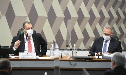 Os senadores Omar Aziz (PSD-AM) e Renan Calheiros (MDB-AL) na CPI da Pandemia