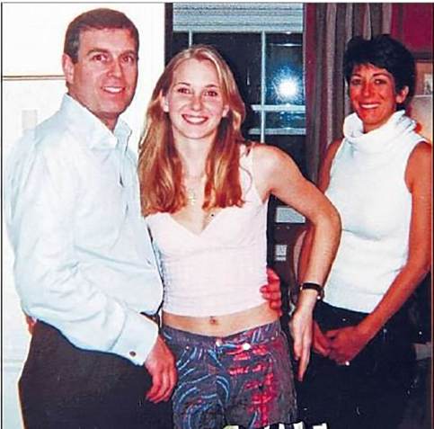 Fotografia que parece mostrar o Príncipe Andrew com a acusadora de Jeffrey Epstein, Virginia Roberts Giuffre e, ao fundo, Ghislaine Maxwell. / unknown