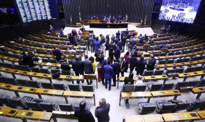 Câmara rejeita 'distritão' e aprova coligações na PEC da Reforma Eleitoral