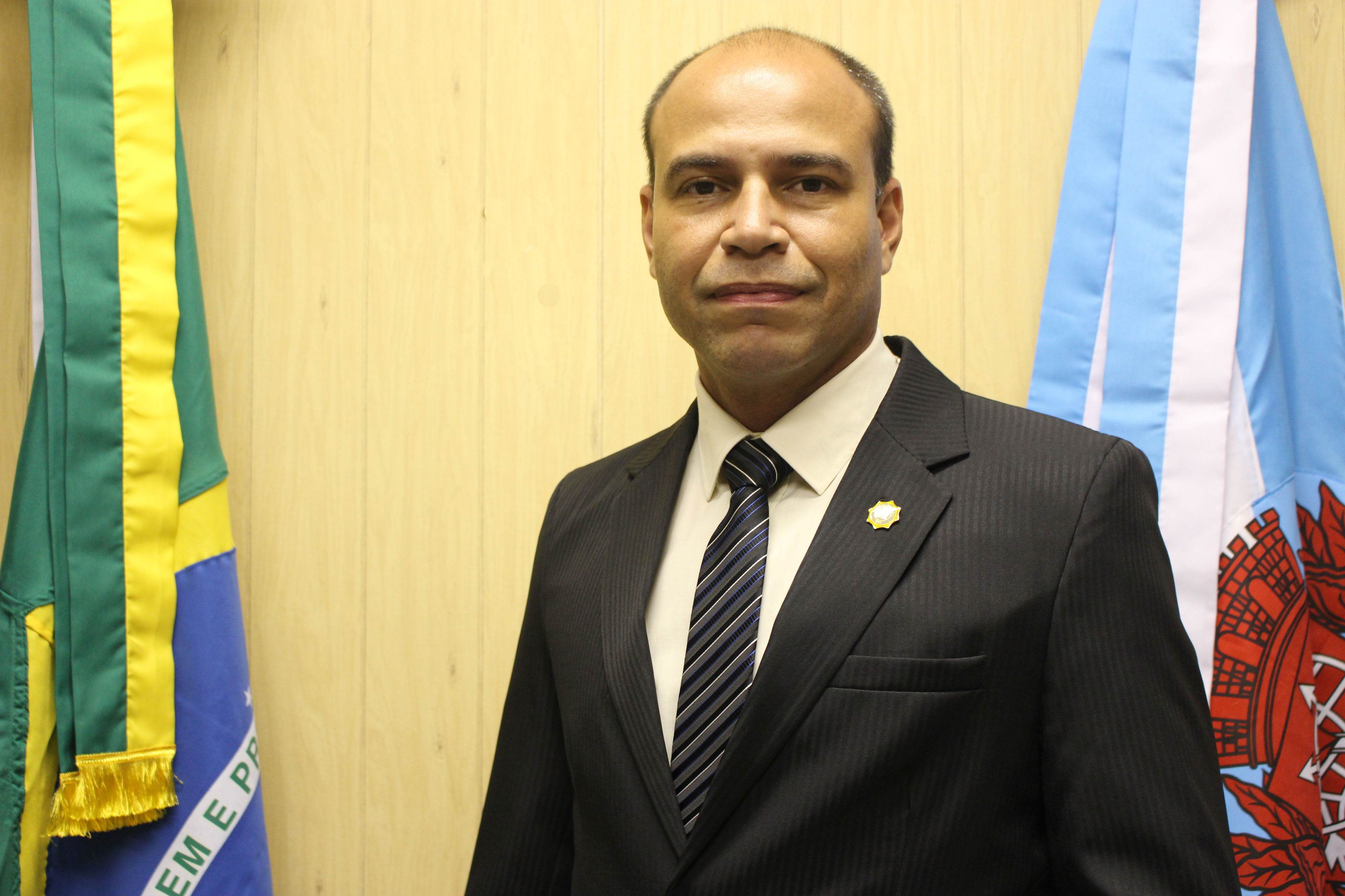 Suplente de Flordelis, o vereador Jones Moura (PSD) (foto) é quem assume o manda