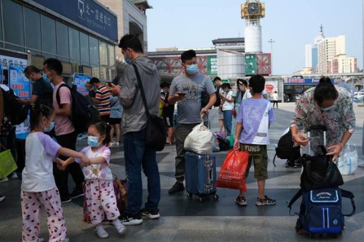 Crianças chinesas brincam usando máscara / Reuters