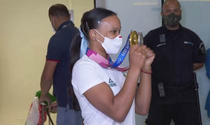 Rebeca Andrade desembarca no Brasil com status de estrela