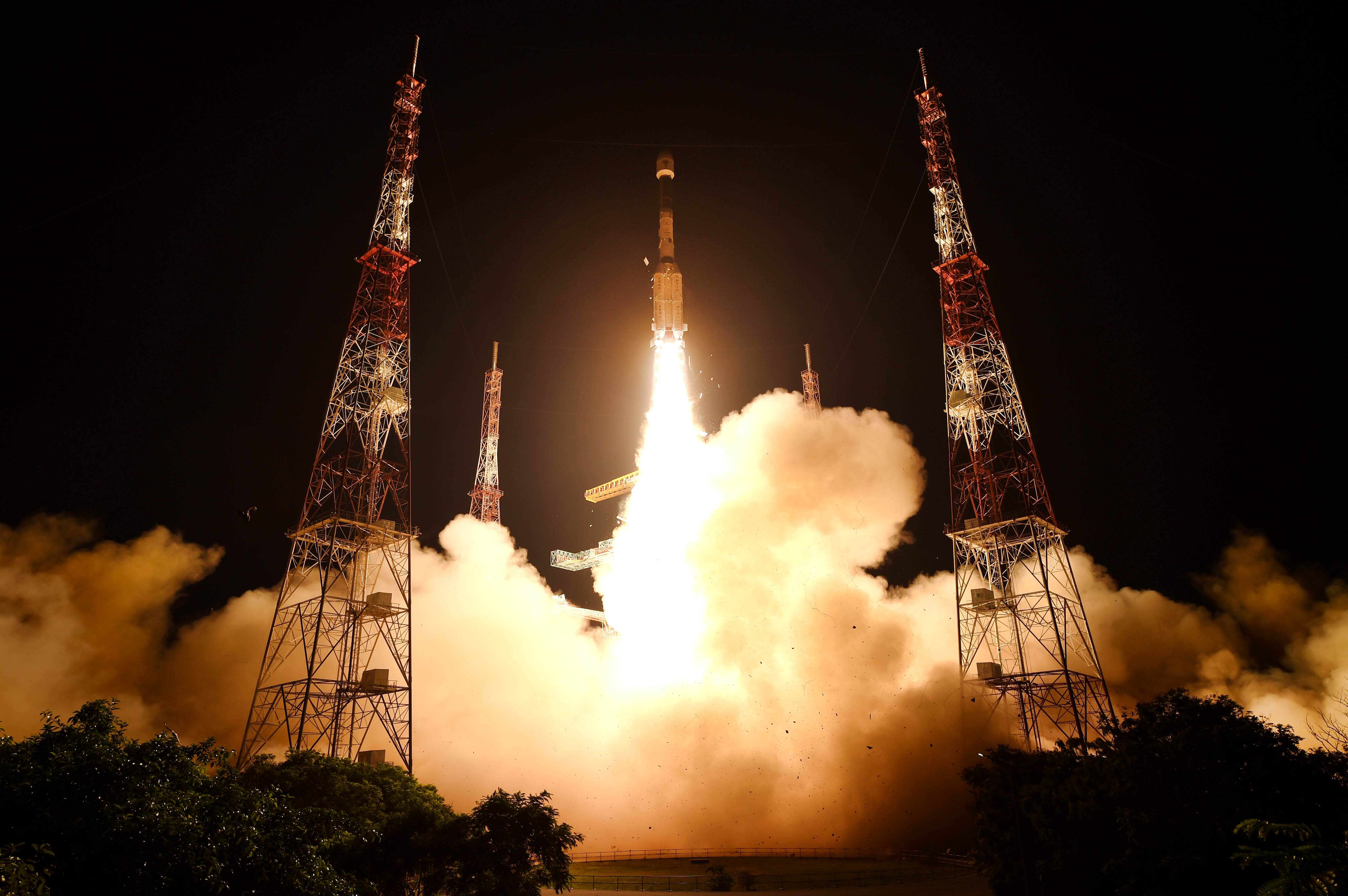 Foguete indiano carregando um satélite de observação da Terra/ISRO Foguete indiano carregando um satélite de observação da Terra/ISRO