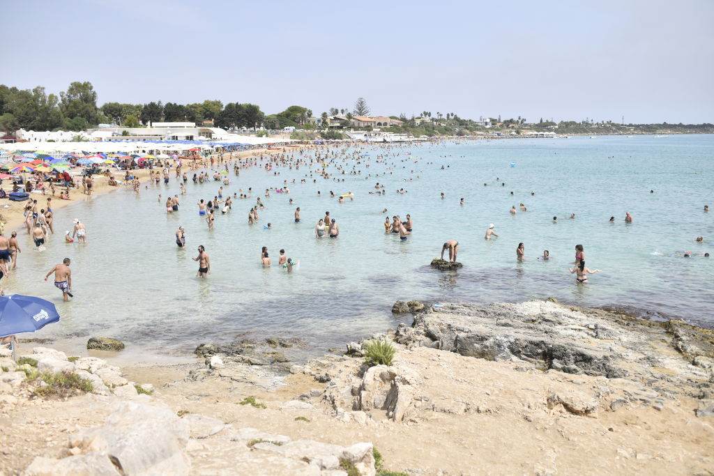 Banhistas frequentam praia na ilha da Sicília, Itália, em dia quente/Getty Image Banhistas frequentam praia na ilha da Sicília, Itália, em dia quente/Getty Image
