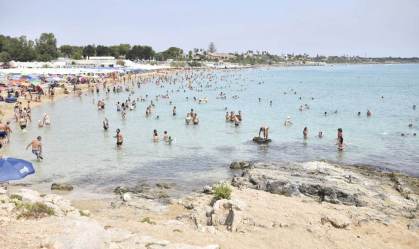 Banhistas frequentam praia na ilha da Sicília, Itália, em dia quente/Getty Image