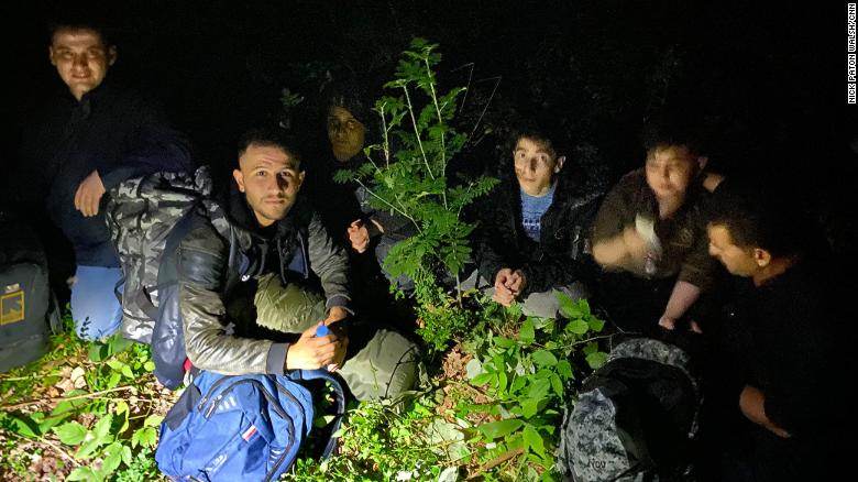 Grupo de yazidis iraquianos detidos na Lituânia. Em um período de 24 horas, um r Grupo de yazidis iraquianos detidos na Lituânia. Em um período de 24 horas, um r