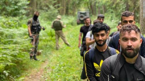 Imigrantes iraquianos caminham pela floresta da Lituânia/CNN