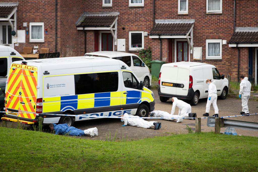  Equipes de polícia trabalham perto de onde houve o tiroteio em Plymouth, Inglat