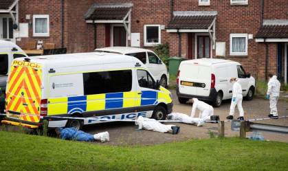  Equipes de polícia trabalham perto de onde houve o tiroteio em Plymouth, Inglat
