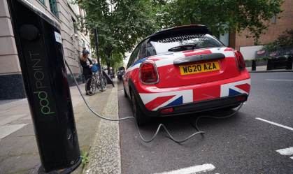 Carro elétrico abastecendo nas ruas de Londres