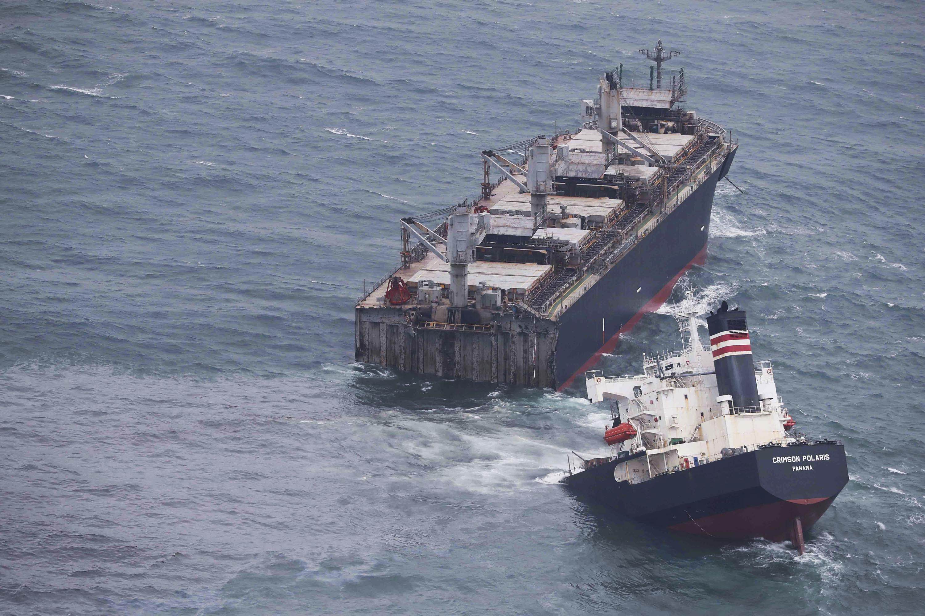Navio partiu em dois na costa do Japão