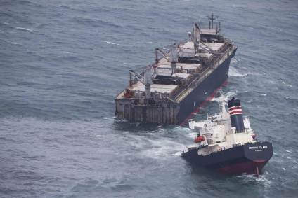 Navio partiu em dois na costa do Japão