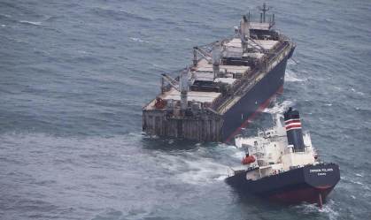 Após encalhar, navio parte ao meio na costa do Japão