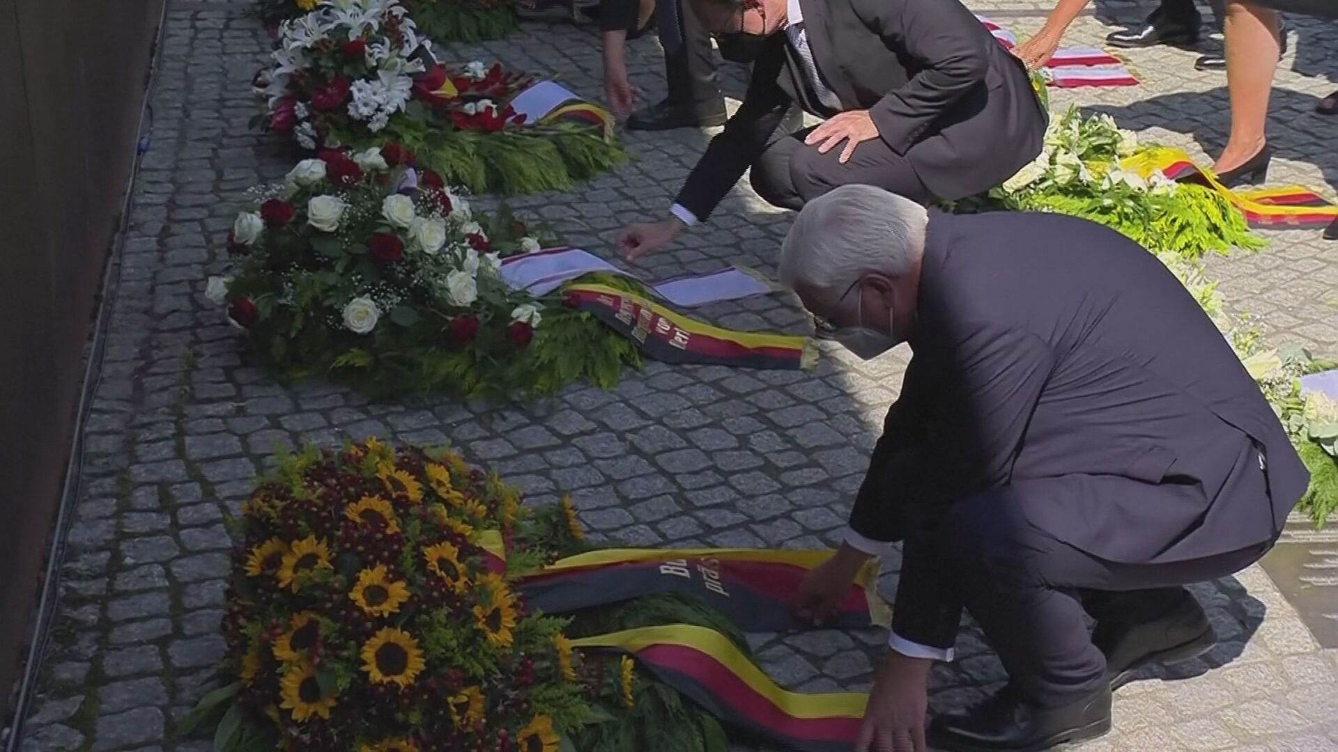 Presidente alemão Frank-Walter Steinmeie colou flores aonde era o Muro de Berlim