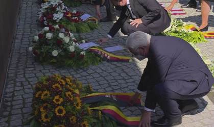 Presidente alemão Frank-Walter Steinmeie colou flores aonde era o Muro de Berlim