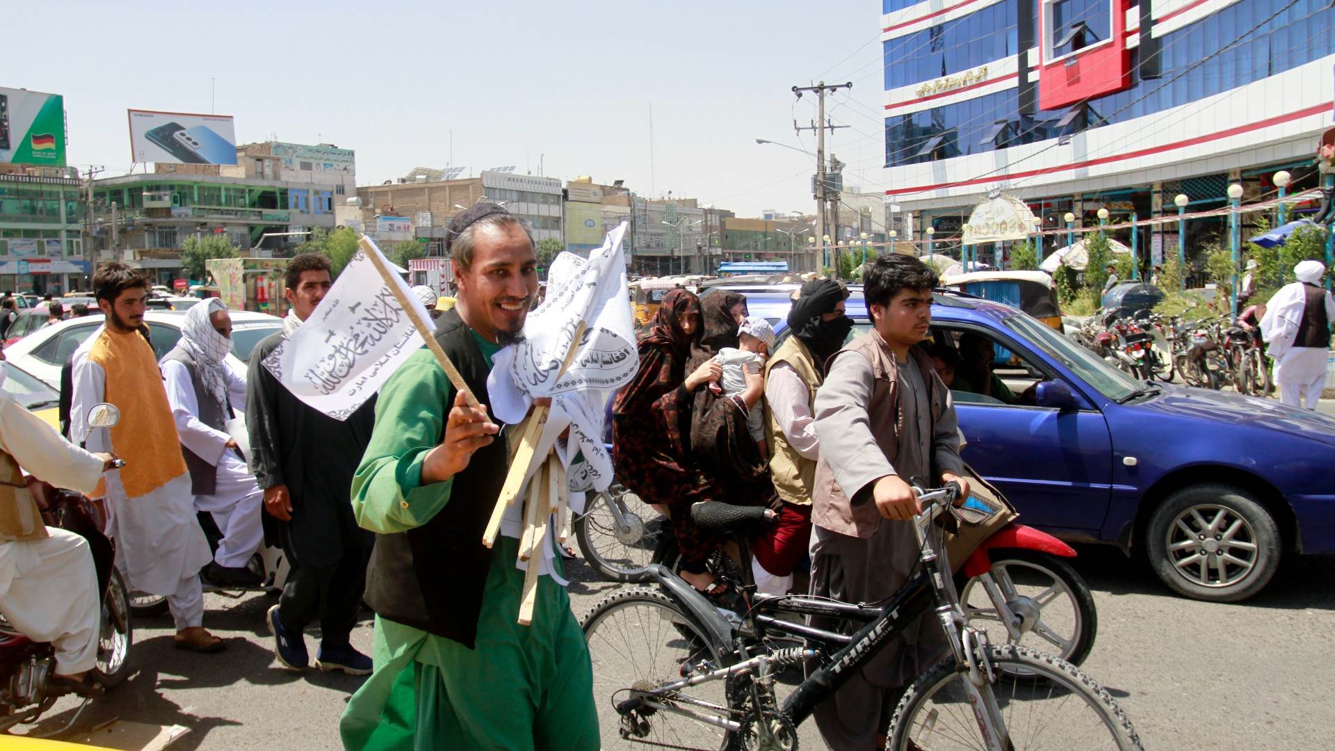Afegão vende bandeiras do Talibã na cidade de Herat, no oeste de Cabul Afegão vende bandeiras do Talibã na cidade de Herat, no oeste de Cabul