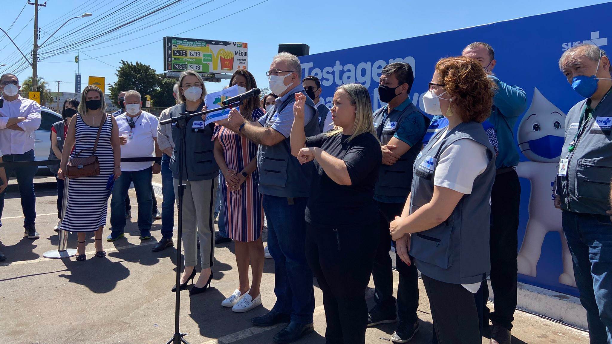 Ministro Marcelo Queiroga (C) visita programa piloto de testagem contra Covid-19
