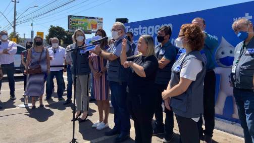 Ministro Marcelo Queiroga (C) visita programa piloto de testagem contra Covid-19