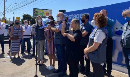 Ministro Marcelo Queiroga (C) visita programa piloto de testagem contra Covid-19