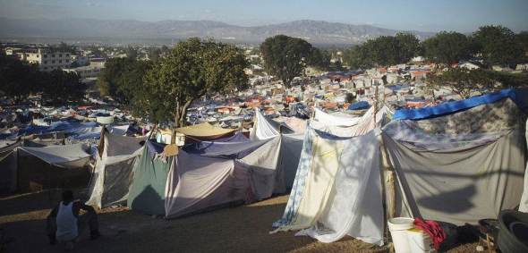 Cidade de tendas após terremoto no Haiti em 2010