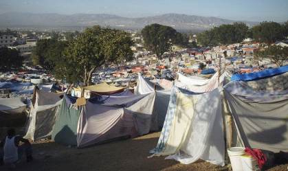 Cidade de tendas após terremoto no Haiti em 2010