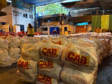 Instituto distribui mais de mil cestas básicas a moradores da Rocinha
