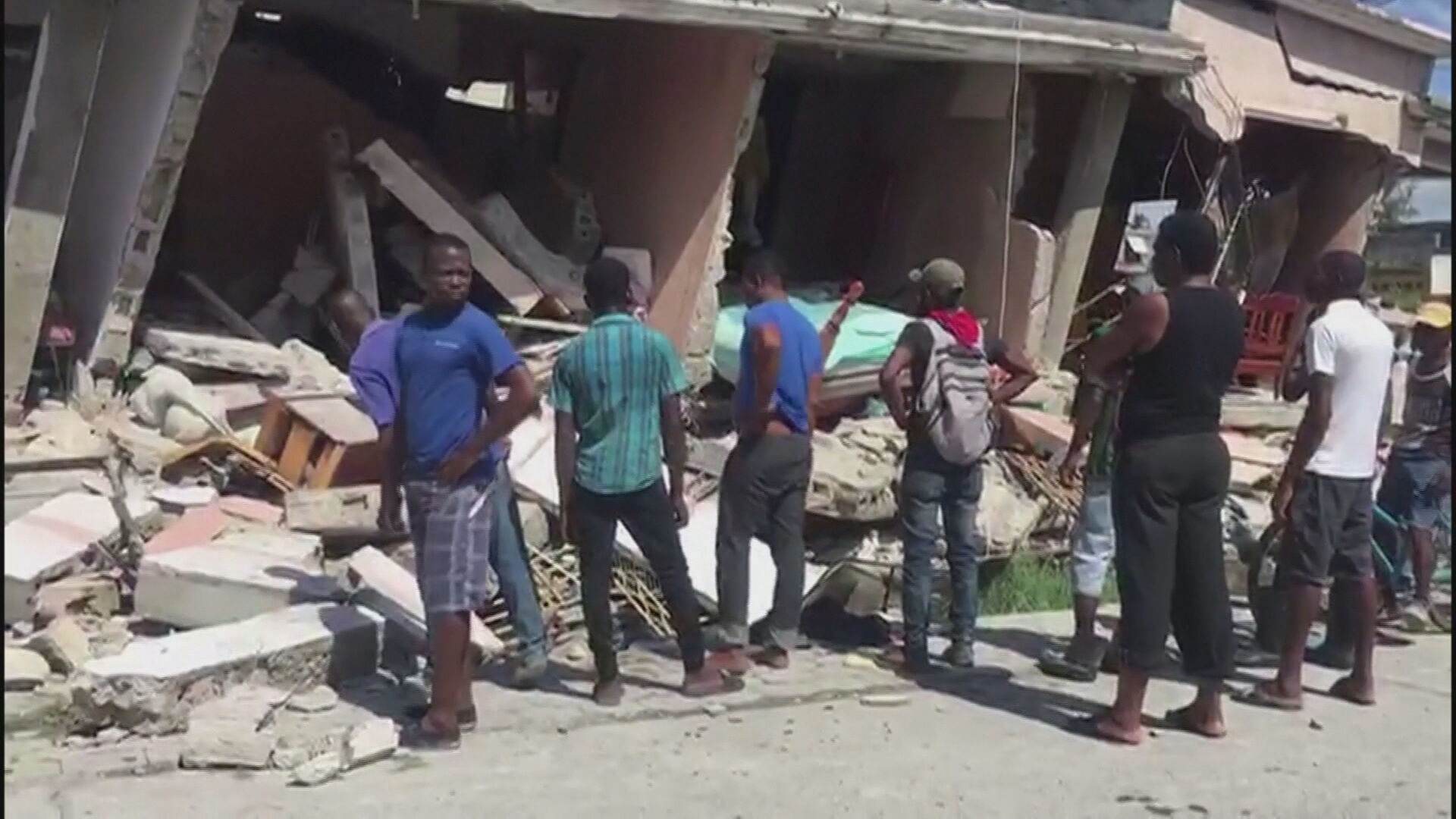 Crise política e miséria atrasam resgate a vítimas do terremoto no Haiti (14.Ago Crise política e miséria atrasam resgate a vítimas do terremoto no Haiti (14.Ago