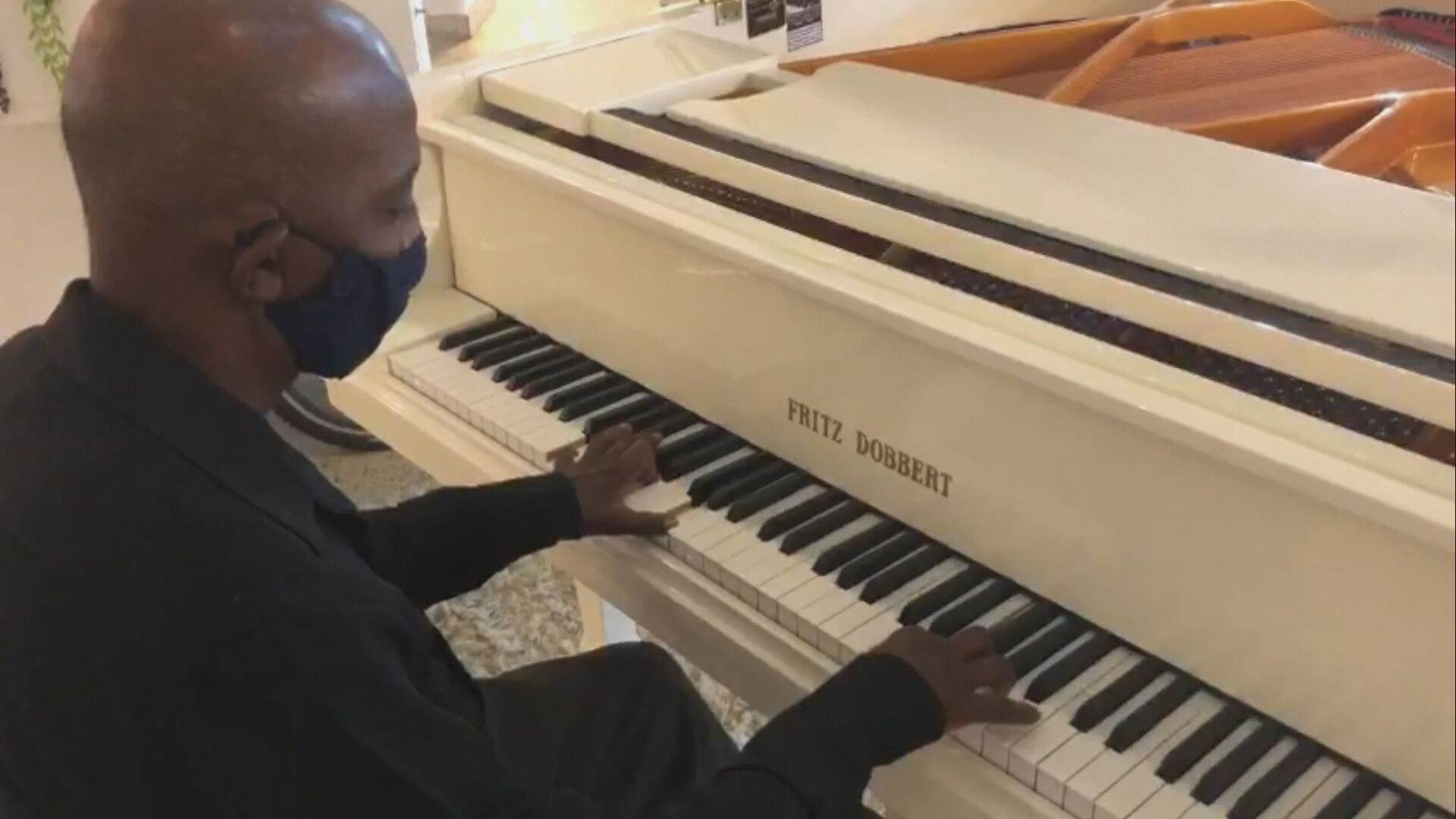 Ambulante toca Frank Sinatra, viraliza e é contratado por shopping como pianista