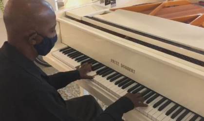 Ambulante toca Frank Sinatra, viraliza e é contratado por shopping como pianista