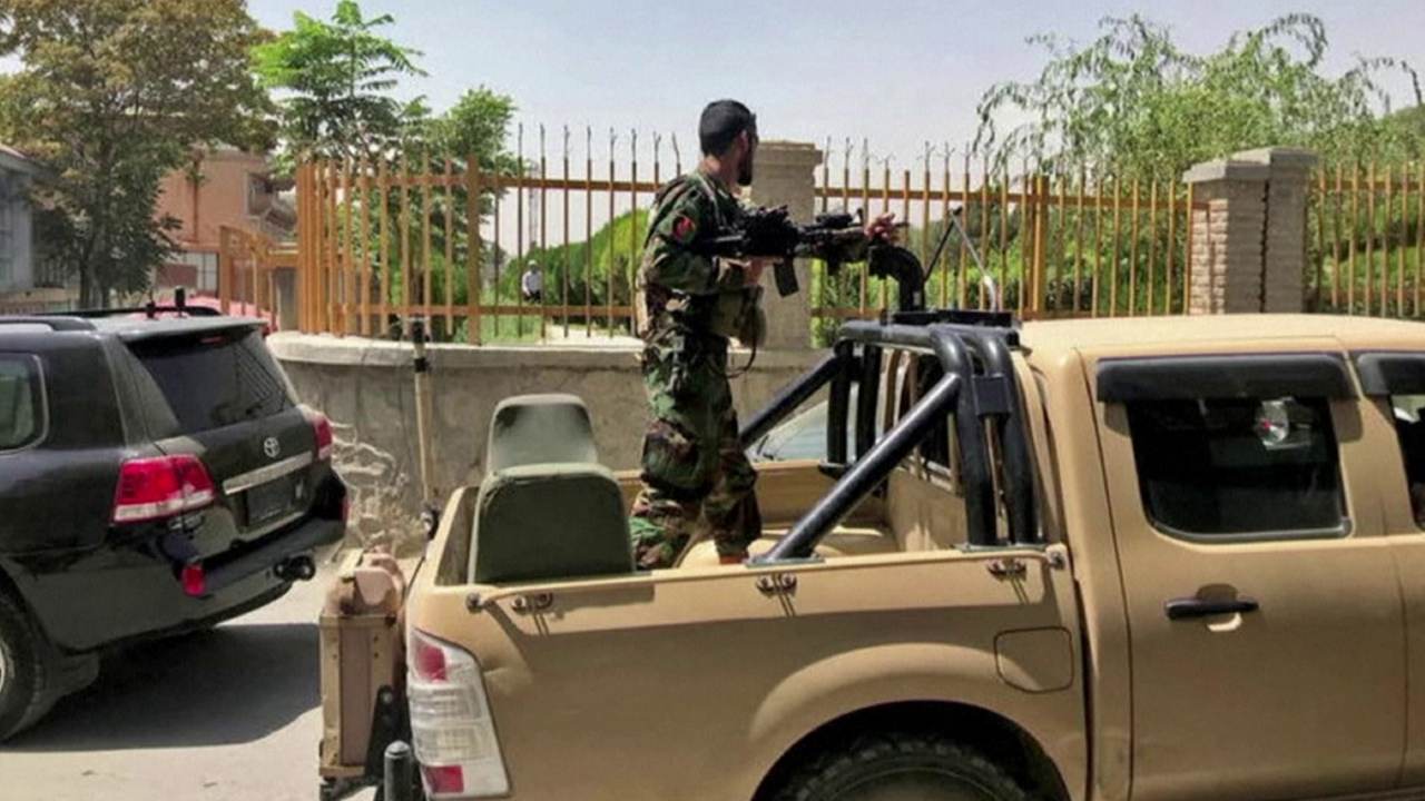 Militar do Afeganistão vigia embaixada dos Estados Unidos em Cabul Militar do Afeganistão vigia embaixada dos Estados Unidos em Cabul