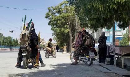 Militantes do Talibã patrulham ruas de Ghazni, nas proximidades de Cabul