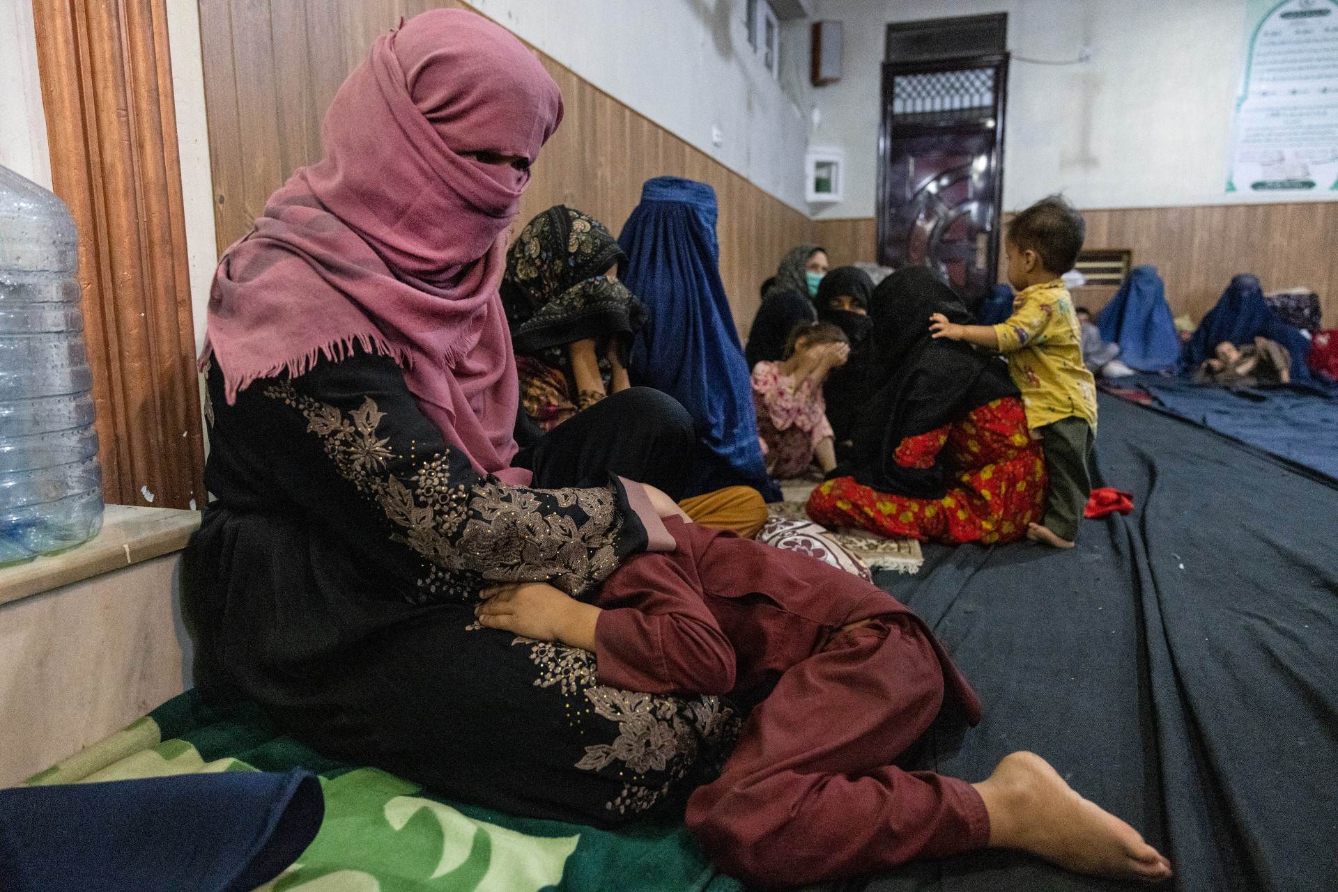 Mulheres afegãs da cidade de Kunduz se abrigam em Cabul Mulheres afegãs da cidade de Kunduz se abrigam em Cabul