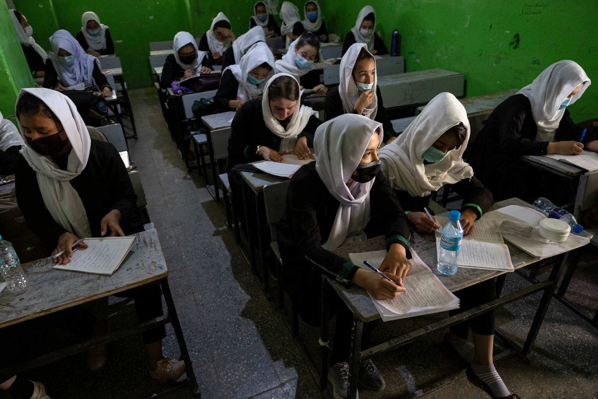Meninas afegãs frequentam escola em Cabul Meninas afegãs frequentam escola em Cabul