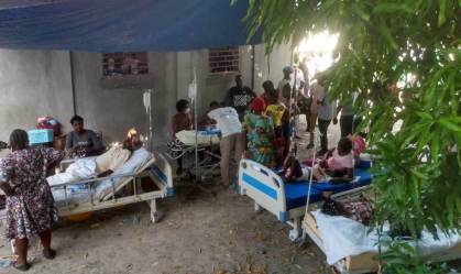 Pessoas feridas são atendidas em hospital improvisado em Jeremie, no Haiti