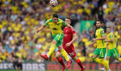 Billy Gilmour, do Norwich City, foi vítima de gritos homofóbicos (E)