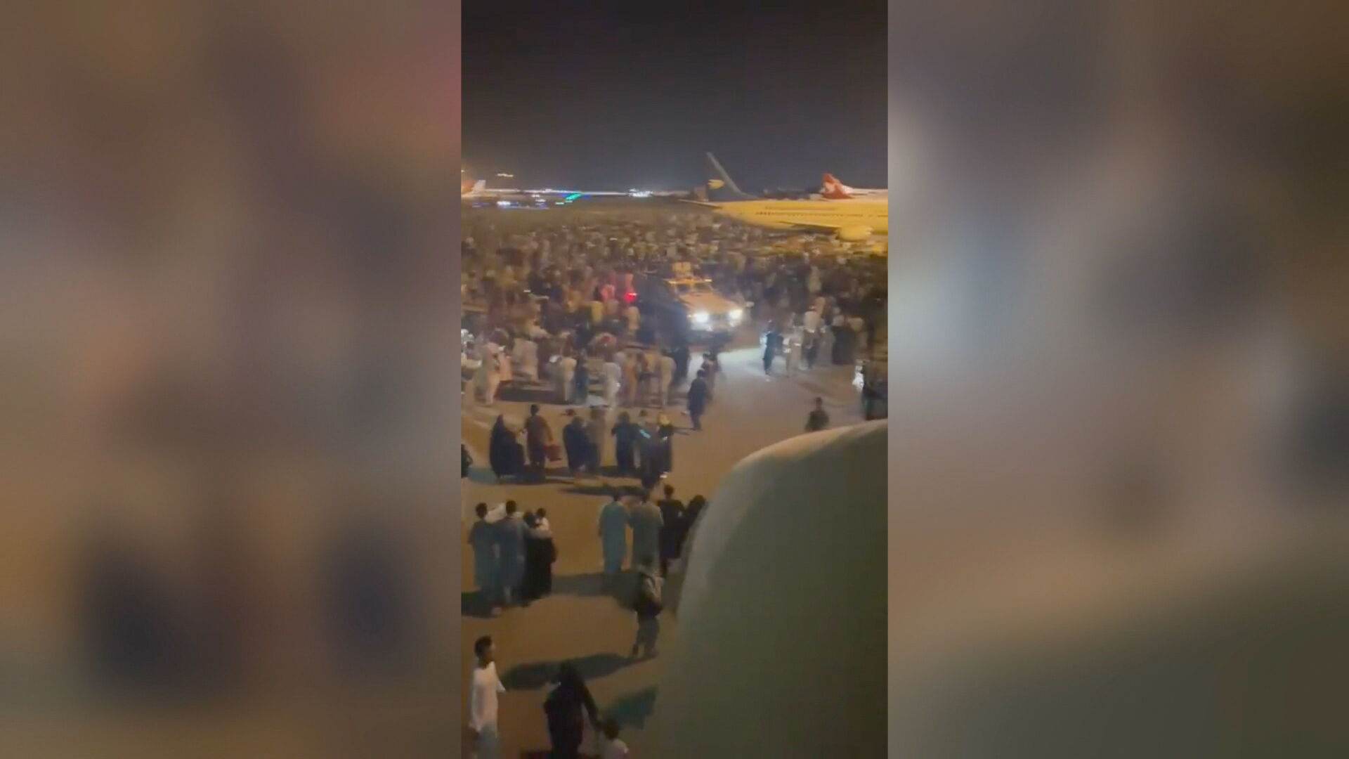 População invade pista de aeroporto em Cabul (15.Ago.2021)
