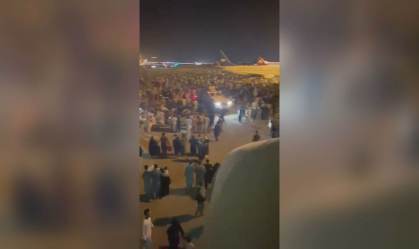 População invade pista de aeroporto em Cabul (15.Ago.2021)